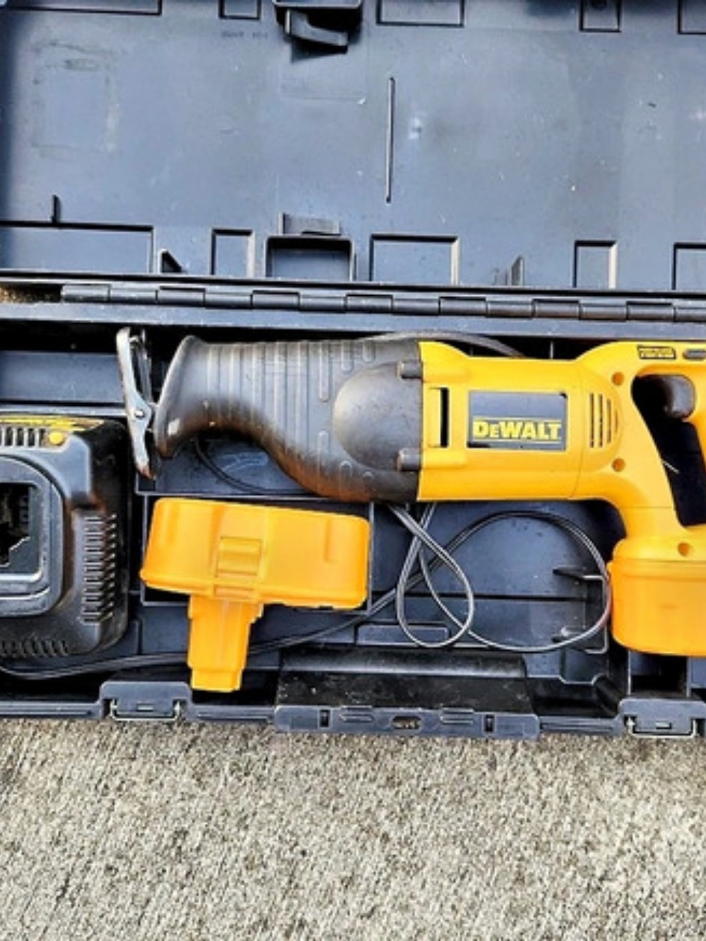 DEWALT 18V XRP Cordless Reciprocating Saw Kit DC385K Yellow & Black Used Works
